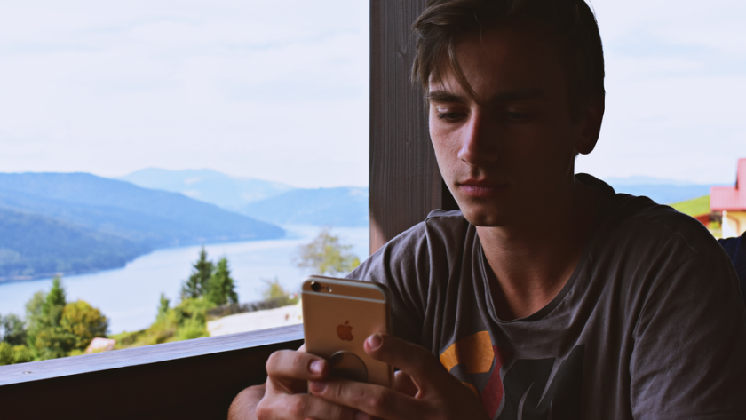 Portable Wi-Fi Hotspots for Remote Workers Abroad: GlocalMe vs. Skyroam