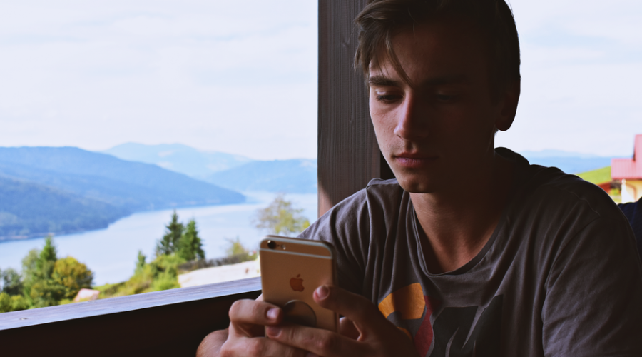Portable Wi-Fi Hotspots for Remote Workers Abroad: GlocalMe vs. Skyroam