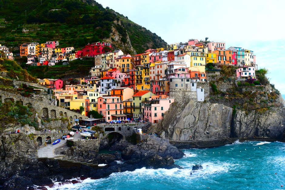 Vibrant houses on the cliffs of Manarola, overlooking the Ligurian Sea in Cinque Terre, Italy.
